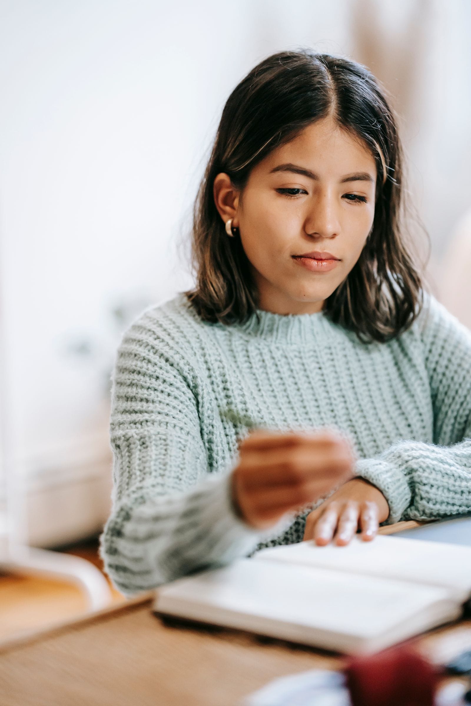 Joven revisando sus notas con atención